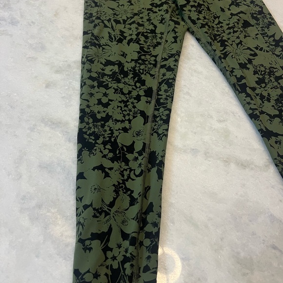 Lululemon All You Do Tight Efflorescent Barracks Green Black Size 8 Leggings - Picture 2 of 7